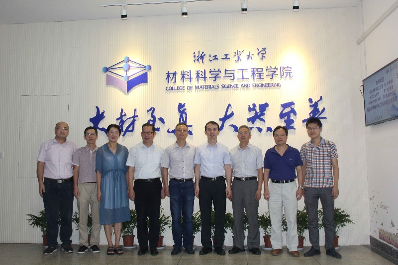 7、先进材料研究中心成立合影留念（左二为叶长辉）(1).jpg