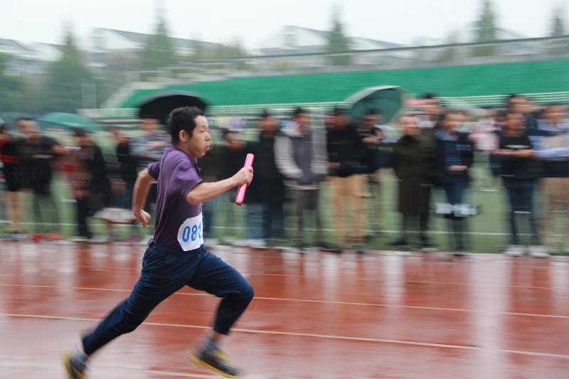 8、叶长辉老师参加学校运动会.jpg