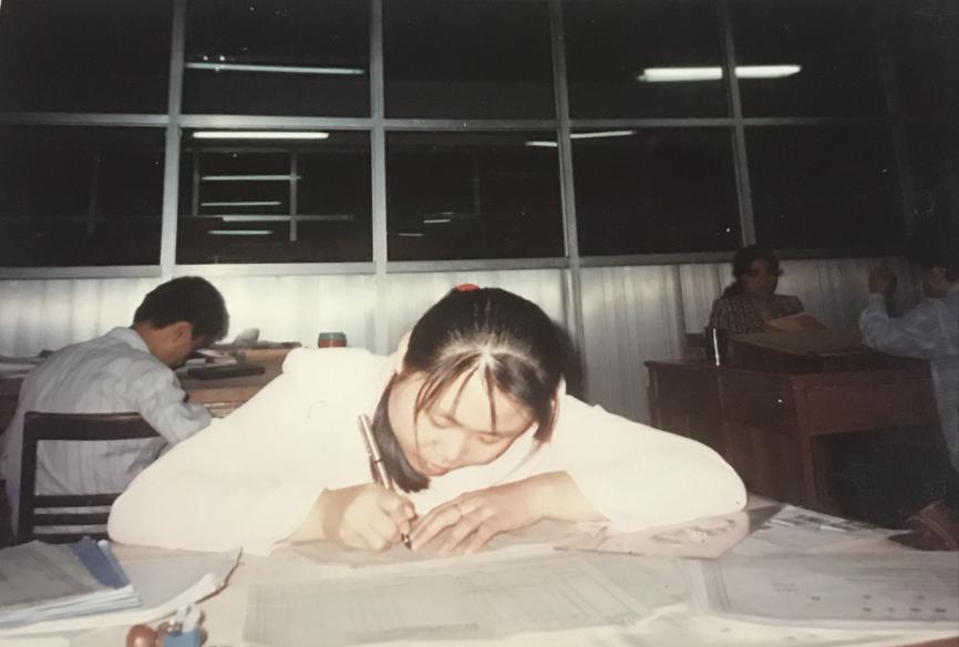3、认真工作的曹华珍.jpg
