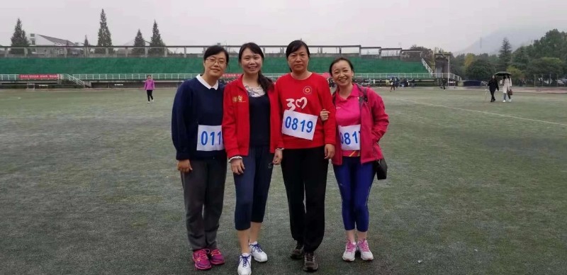 备选：曹华珍（左二）代表学院参加运动会.jpg