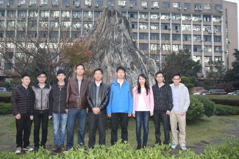 4、曹华珍（右三）和团队在一起(1).jpg