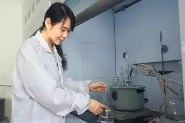 5、正在做实验的曹华珍.jpg