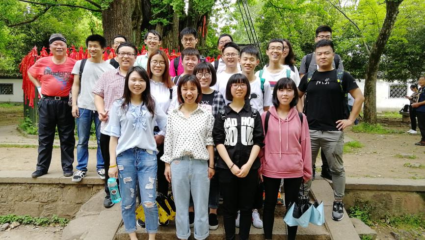 8、曹华珍（前排左一）和学生一起毅行.jpg