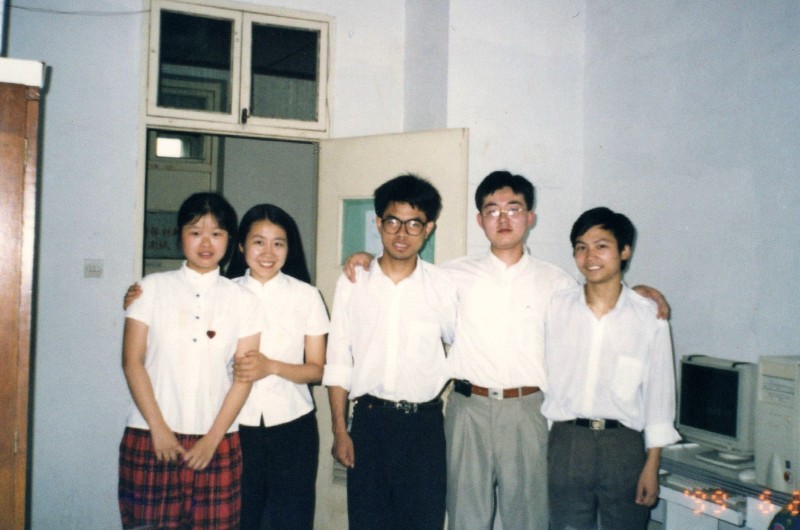 5、研究生阶段的李涓（左二）.jpg