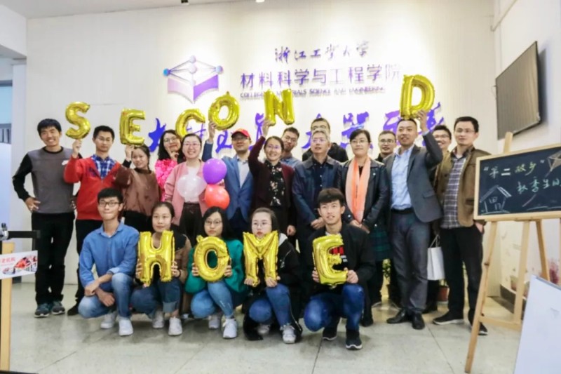 8、李涓（二排右五）参加学院“四会四心”集体生日会.jpg