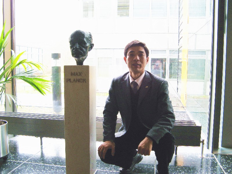 2：卢建树在德国MAx planck statue.jpg