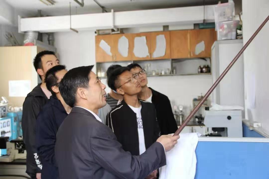 7卢建树为学生介绍实验室.jpg