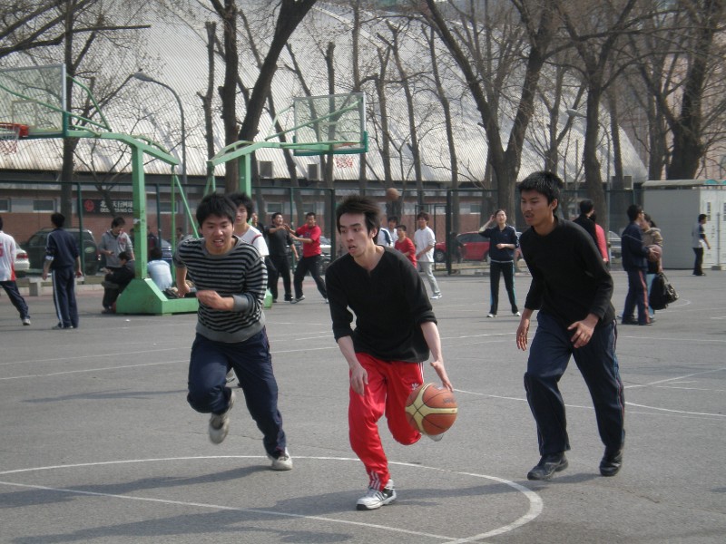 2参加文体活动的佴建威（中间）.jpg