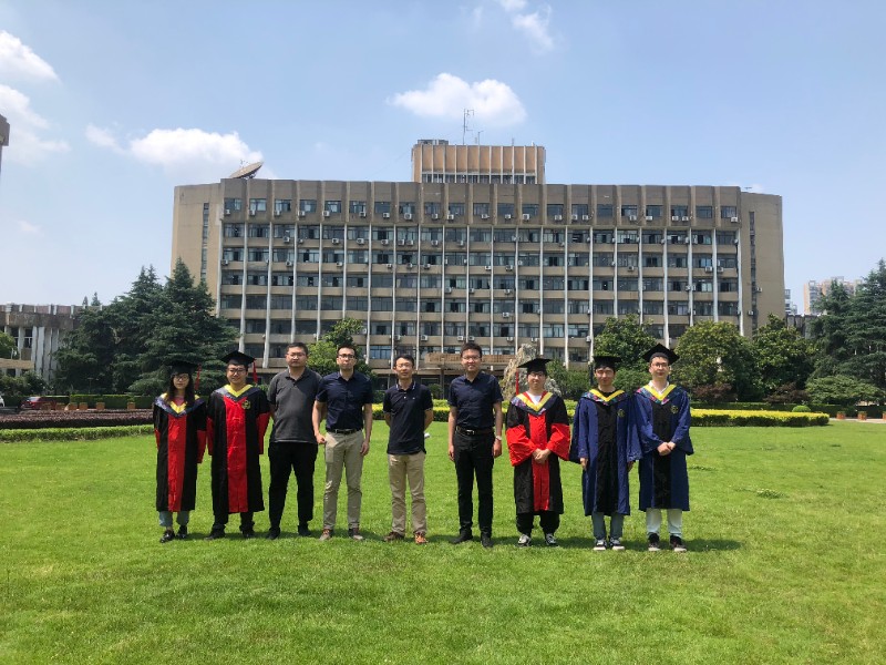 7佴建威（左四）与课题组老师和同学们在一起.jpg