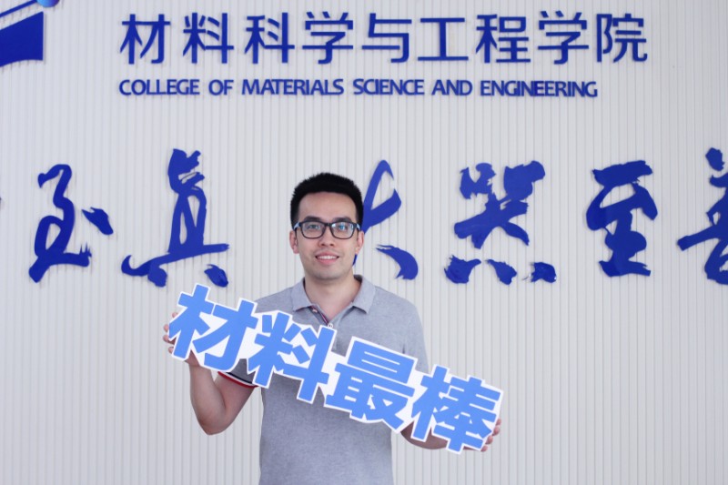 9在学院院训墙前的佴建威.jpg