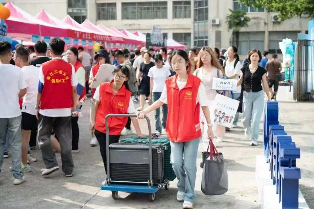 1759066579421058627.jpg 榜样材子第81期孙孟雪你若盛开蝴蝶自来_68f4bf64428402bd2c3a354353bfe117.jpg