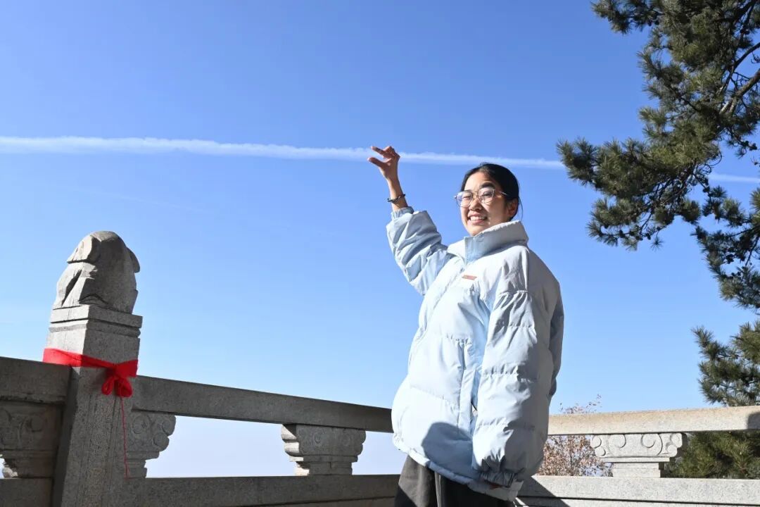 1759069142328082756.jpg 榜样材子第88期金晨红日拱一卒功不唐捐_064dd8d7500ece835283db9ccc53a3a4.jpg